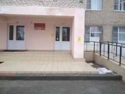 Для перемещения лиц с ограниченными возможностями здоровья, внутри здания имеются широкие коридоры, расширенные дверные проемы, которые позволяют осуществлять передвижение и вход в учебные кабинеты на 1 этаже.